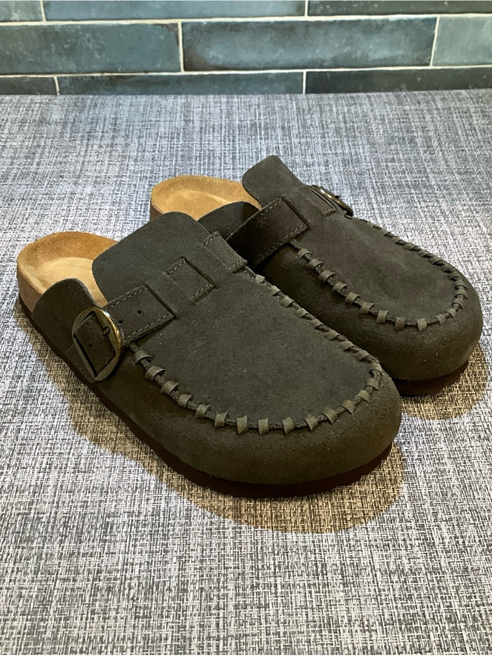 Cushionaire Canoe Suede Clogs In Khaki Women’s Size 8M - NEW